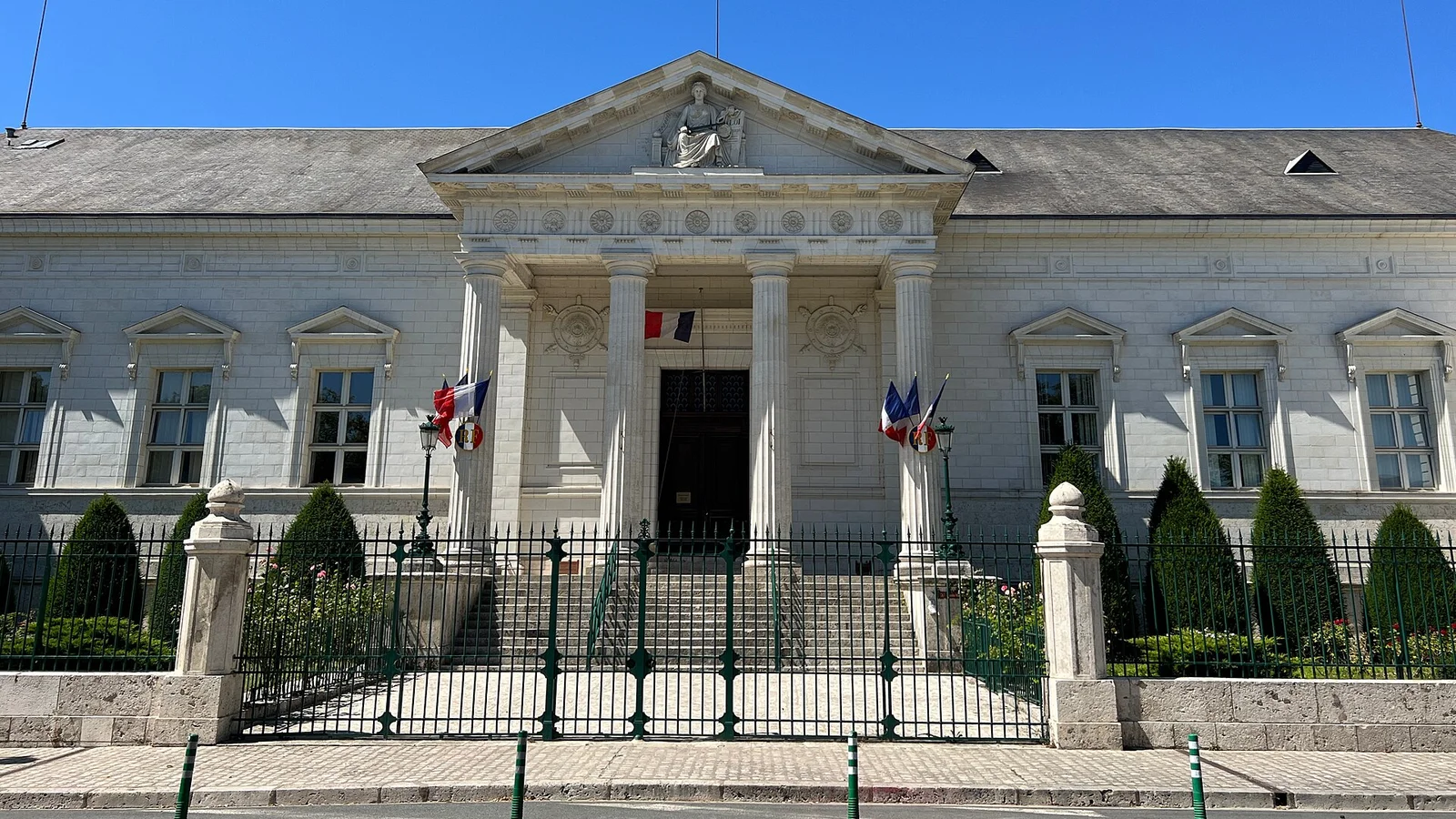 La Team du Château : le créateur Mounim Sabhi en garde à vue, des personnes précaires filmées