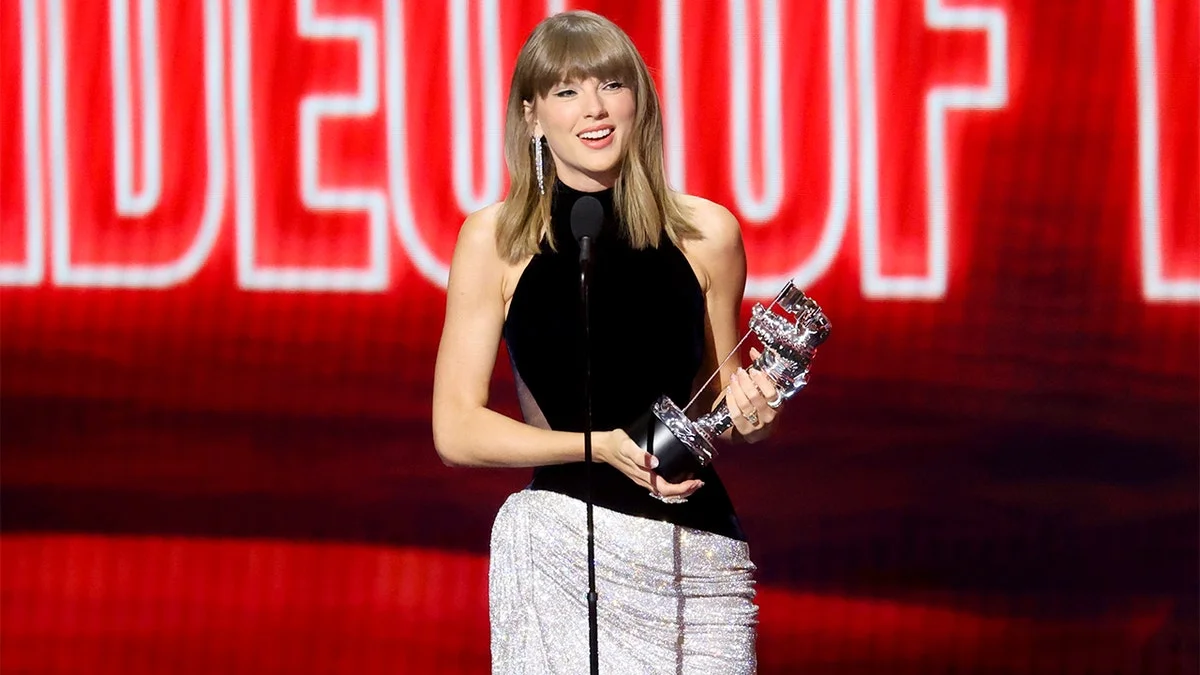 Taylor Swift sur la scène des MTV VMAs 2026, trophée de la vidéo de l'année à la main