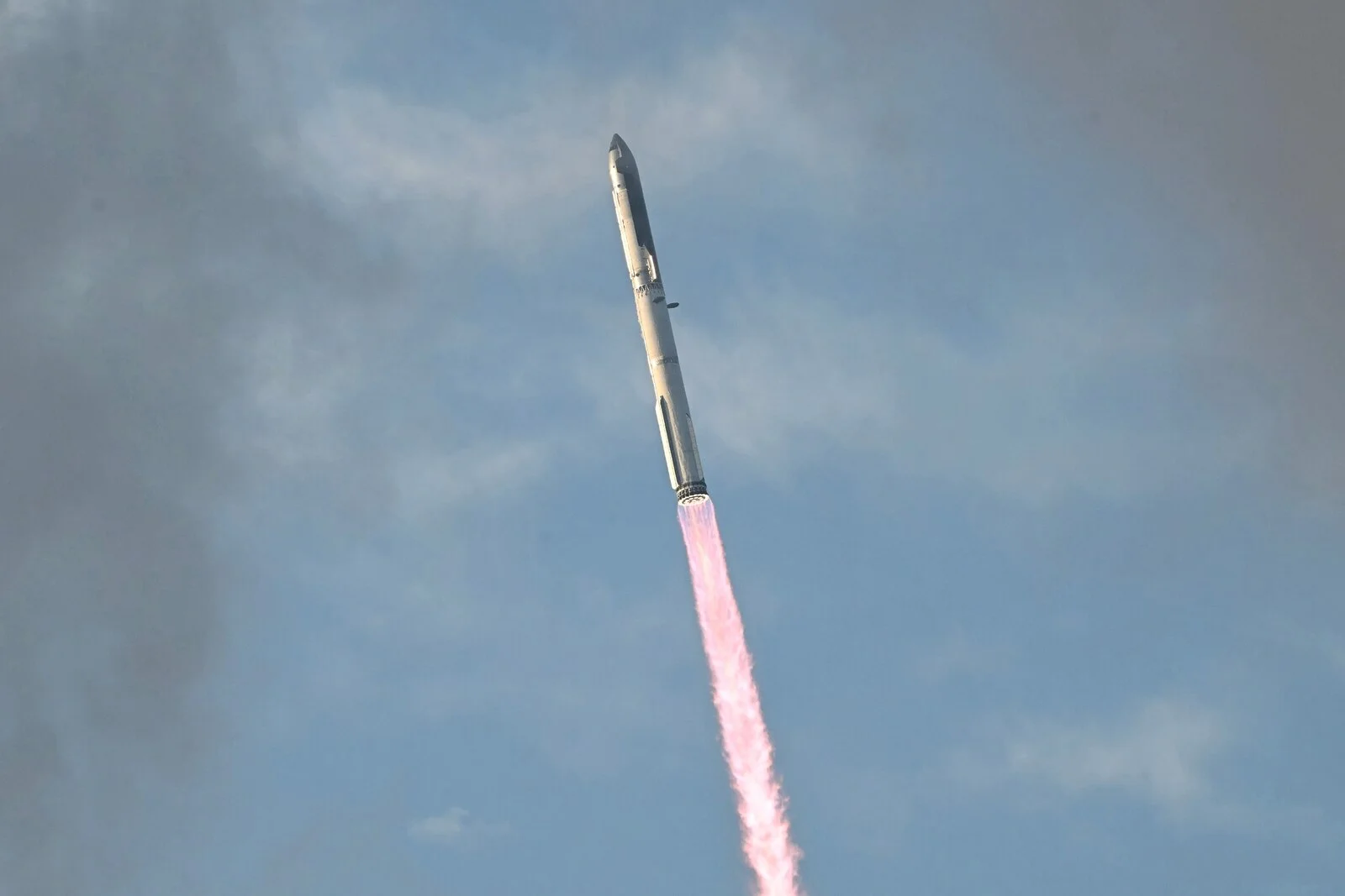 Starship en pleine ascension au-dessus du Texas, le 28 septembre 2026, avec sa traînée rose
