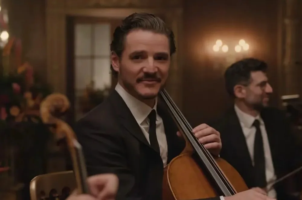 Pedro Pascal, violoncelle en main, dans une scène de Behemoth! de Tony Gilroy