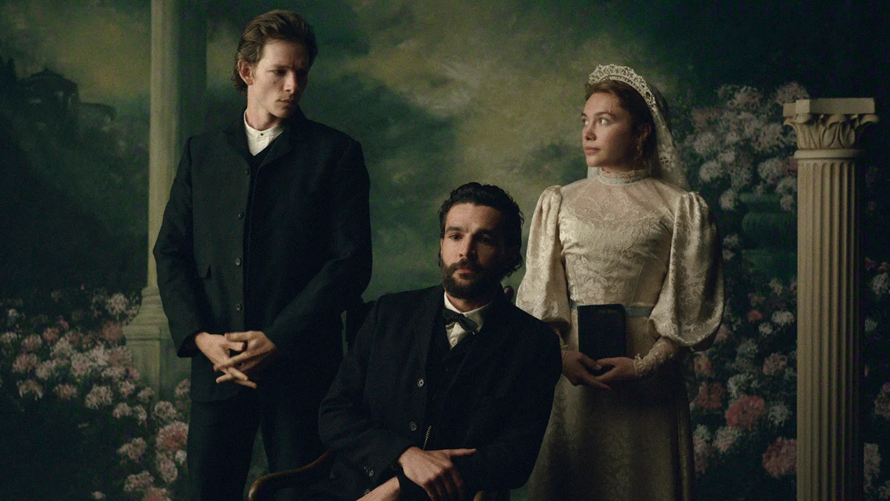 Mike Faist, Christopher Abbott et Florence Pugh posent en costume d'époque dans À l'est d'Éden