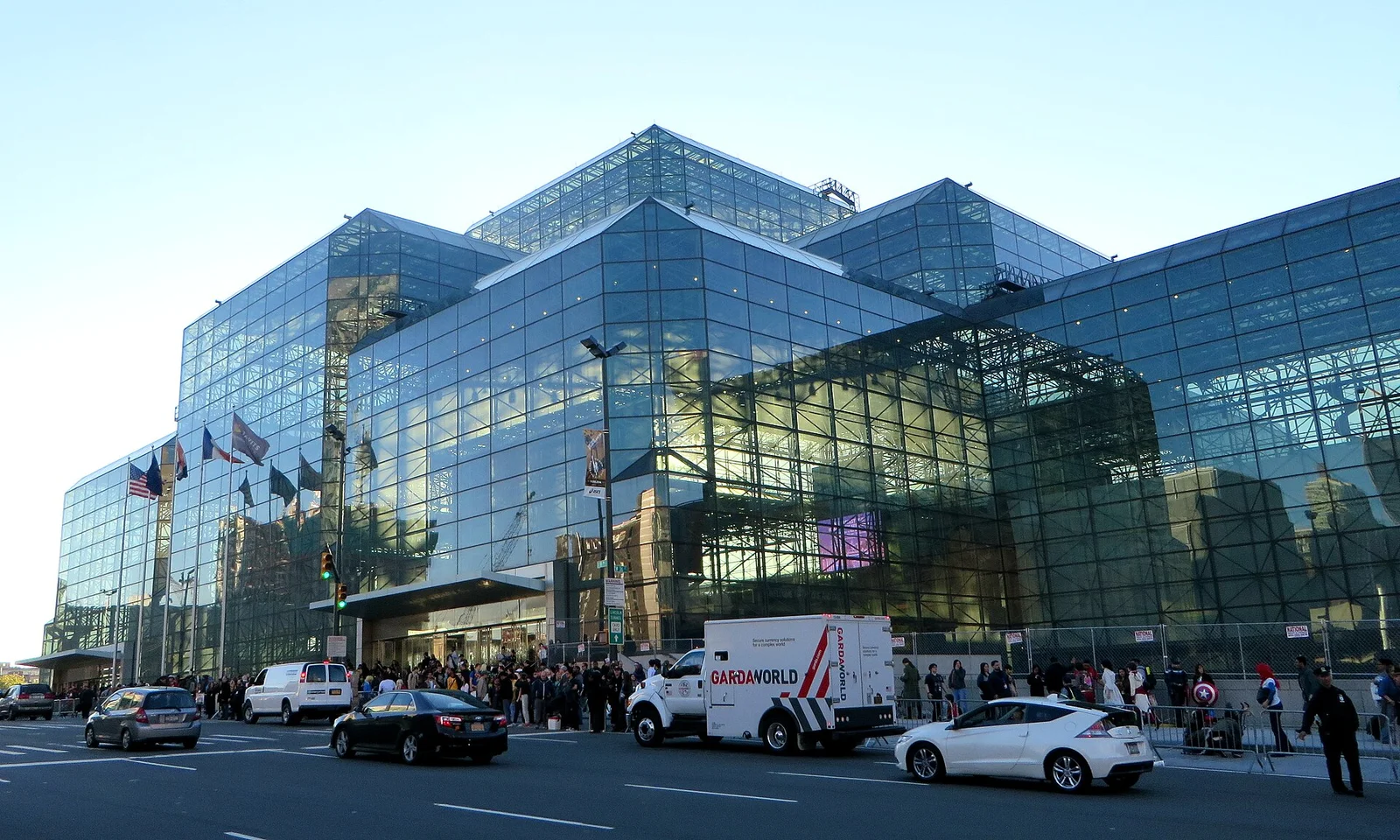 La façade de verre du Javits Center à New York, avec la file d'attente des visiteurs de la Comic Con