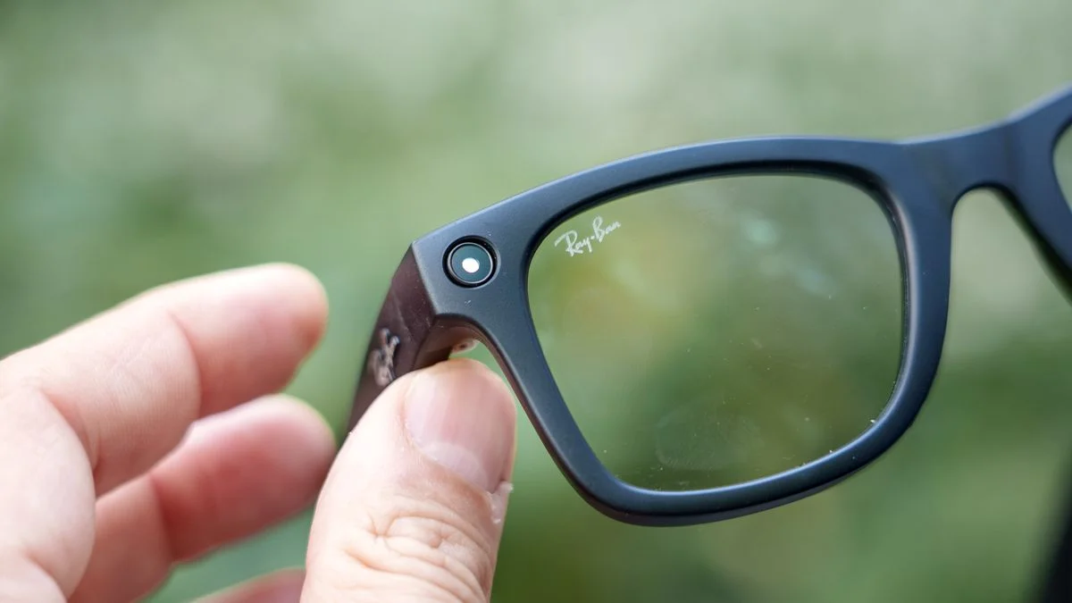 Gros plan sur la caméra intégrée à la branche des Ray-Ban Meta Gen 2