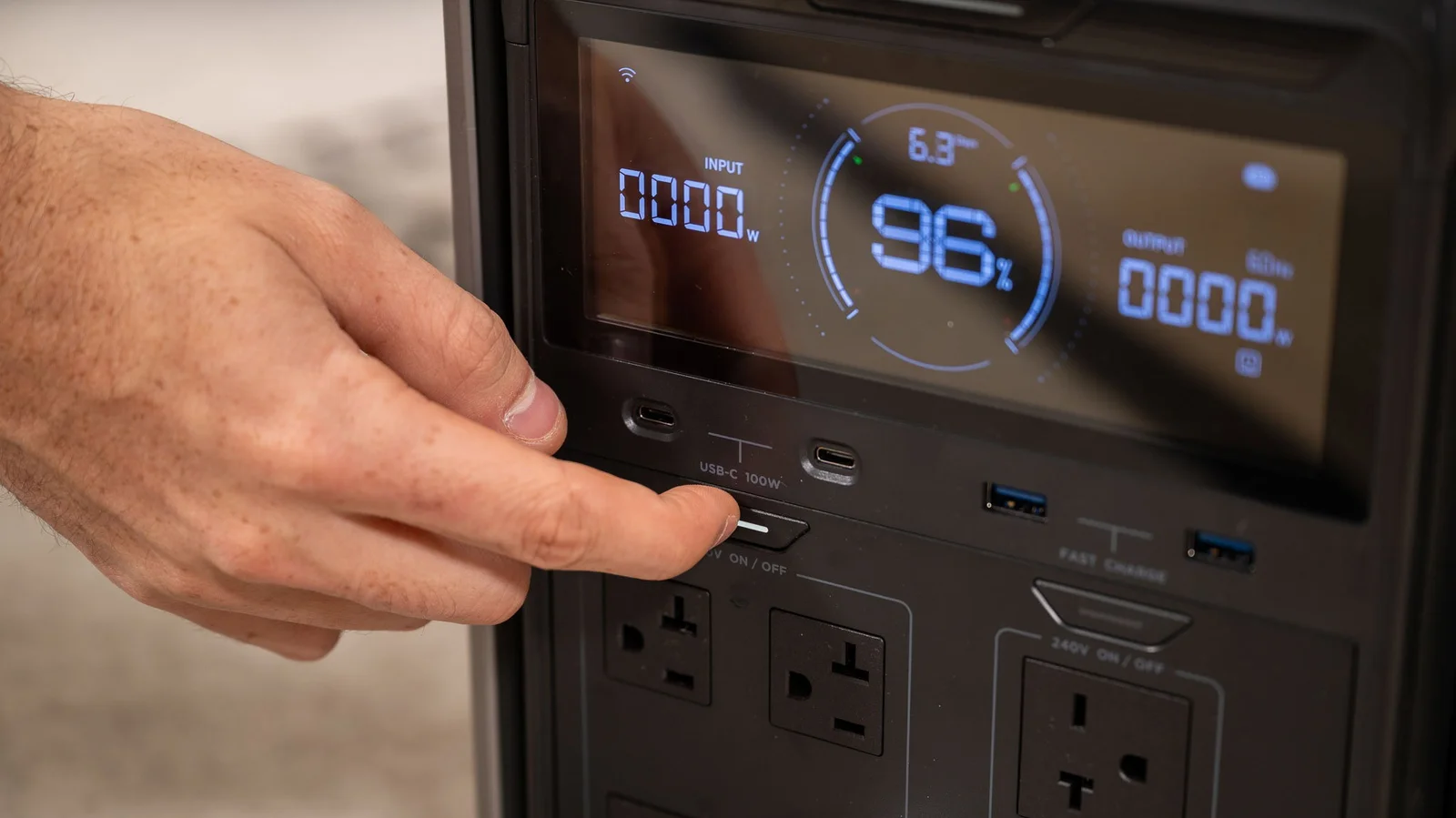Le panneau de contrôle de l'EcoFlow Delta Pro 3 : écran, ports USB-C et prises
