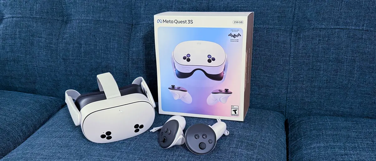 Le Meta Quest 3S posé avec sa boîte et ses contrôleurs Touch Plus