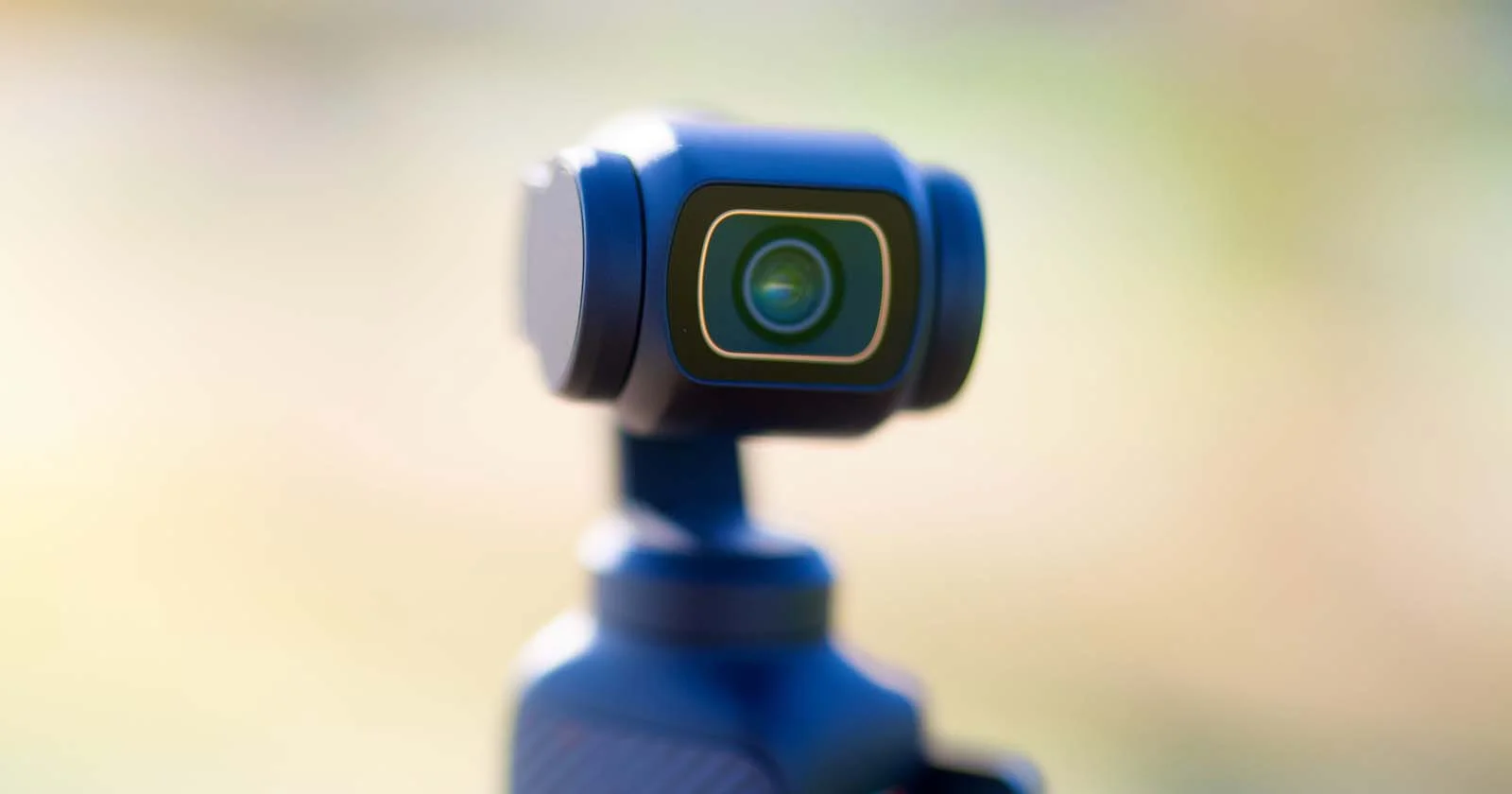Gros plan sur la tête gimbal 3 axes de l'Osmo Pocket 3