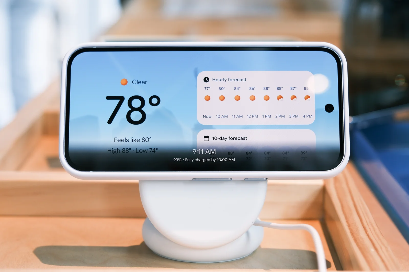 Le Pixel 10 Pro sur son socle de charge magnétique Pixelsnap