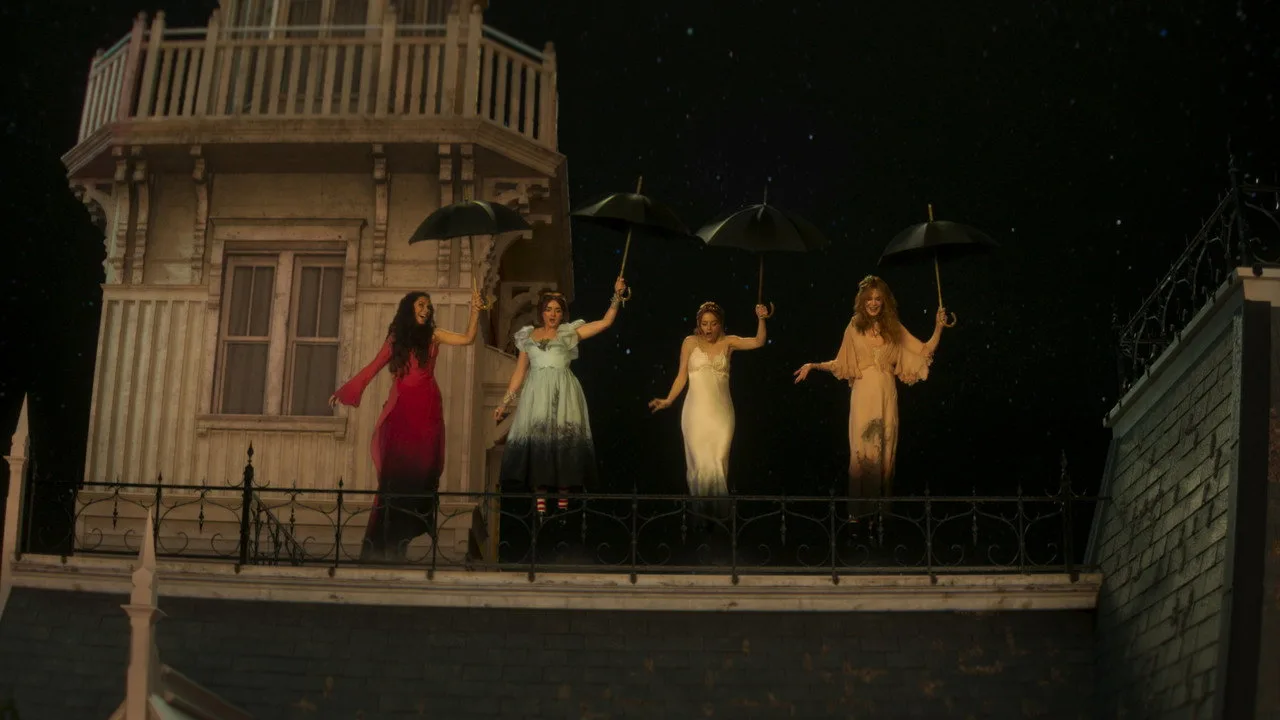 Les femmes Owens, parapluies ouverts, sur le toit de la maison familiale, clin d'œil direct au final du film de 1998