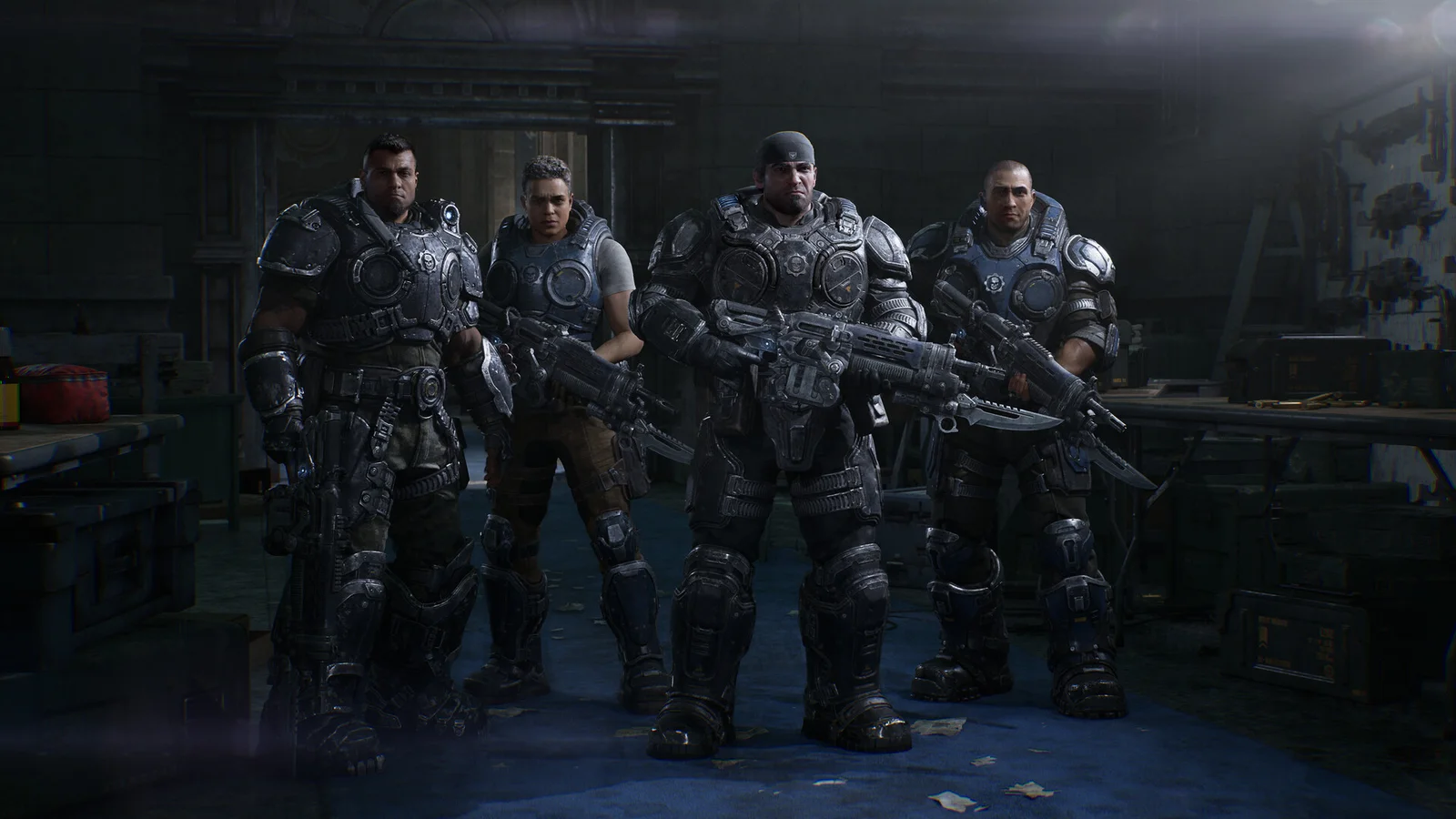 Les quatre membres de l'escouade Bravo en armure de la CGU, Marcus Fenix au centre, dans une armurerie plongée dans la pénombre